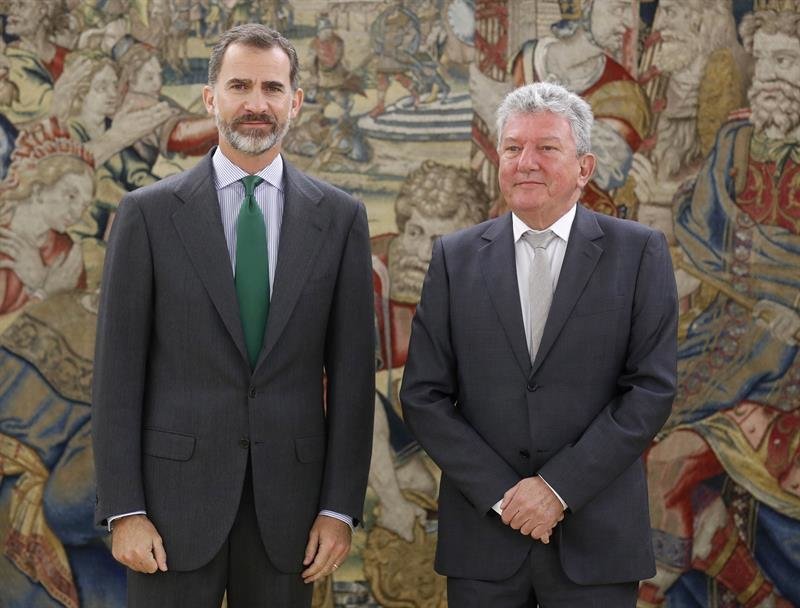El rey Felipe VI posa para los medios junto al diputado de Nueva Canarias (NC), Pedro Quevedo (d)