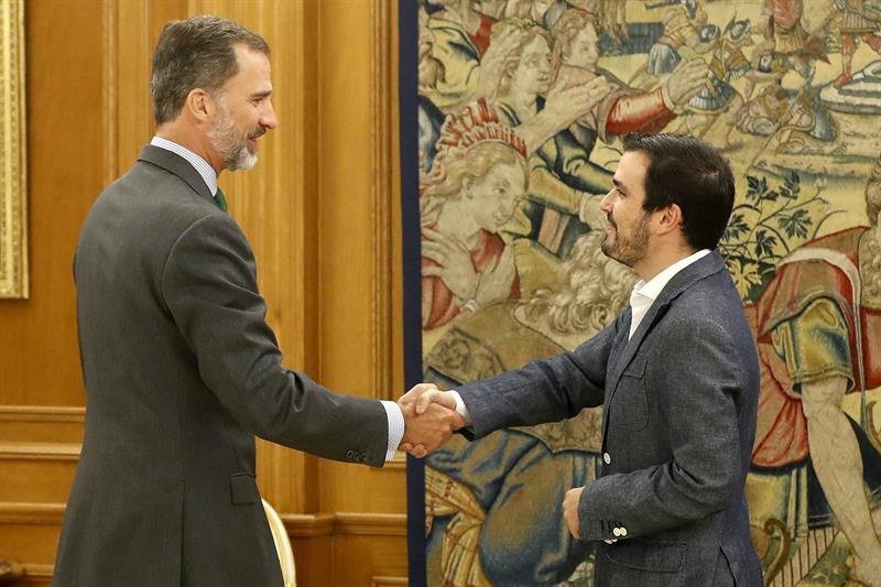 El rey Felipe VI recibe al coordinador federal de IU, Alberto Garzón (d)