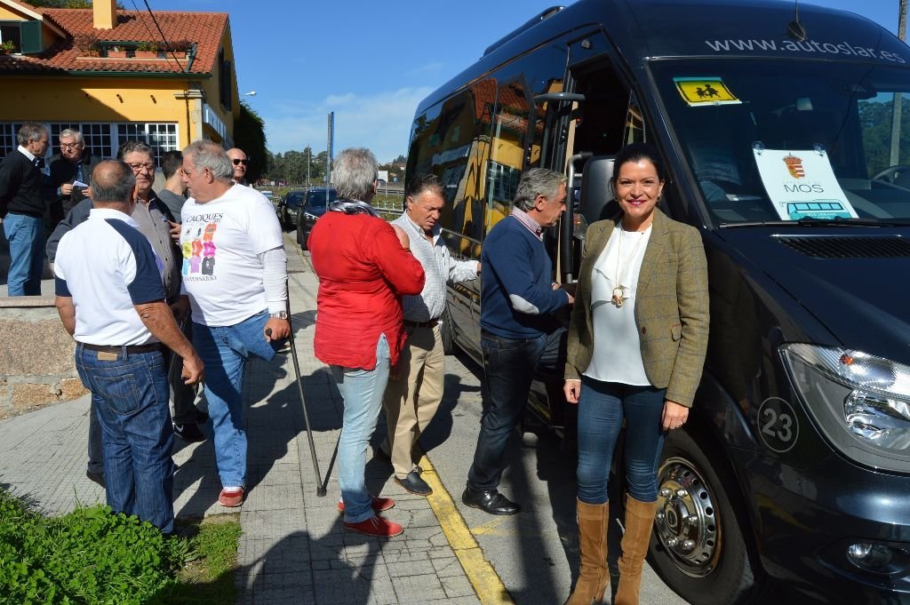 Una sonriente alcaldesa ante el flamante bus, con vecinos y compañeros de corporación.