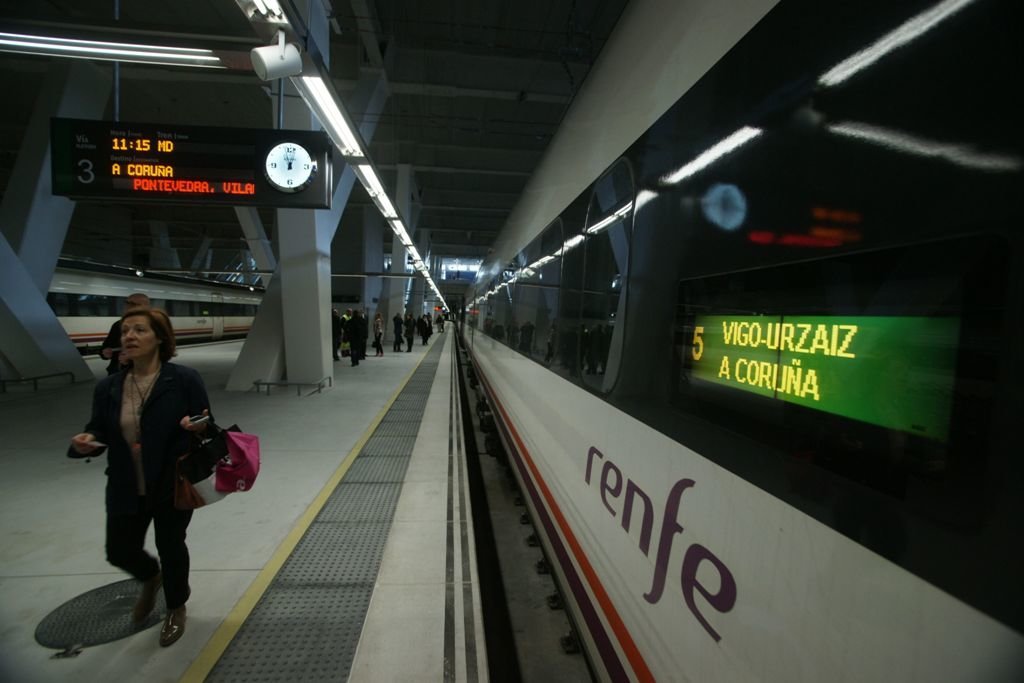 El tren del Eje Atlántico Vigo-A Coruña se queda sin plazas los fines de semana.