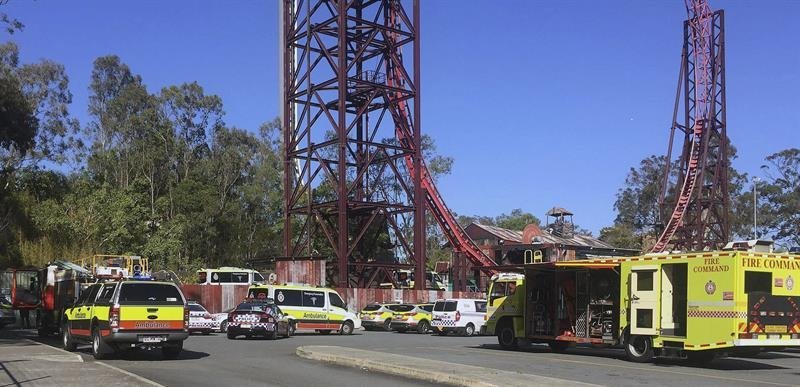 Varios vehículos de los servicios de emergencia desplegados en el parque de atracciones Dreamworld en Coomera, Gold Coast, Queensland (Australia)