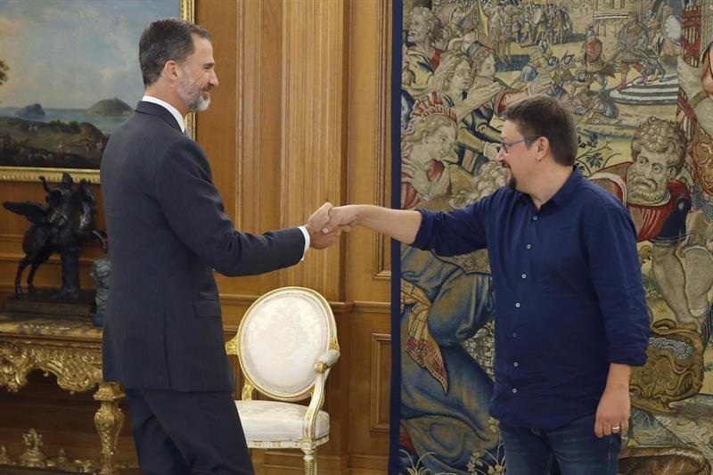 El rey Felipe recibe al al portavoz de En Común Podem, Xavier Domènech (d)