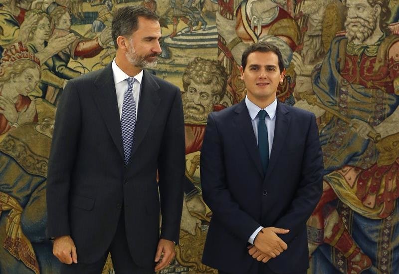 El rey Felipe recibe al líder de Ciudadanos, Albert Rivera (d)