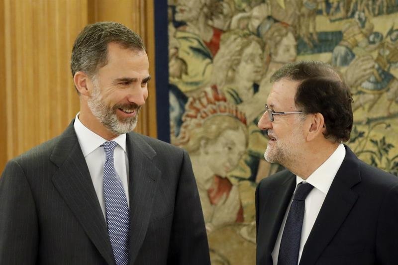 El rey Felipe VI recibe al presidente del Gobierno en funciones, Mariano Rajoy (d)