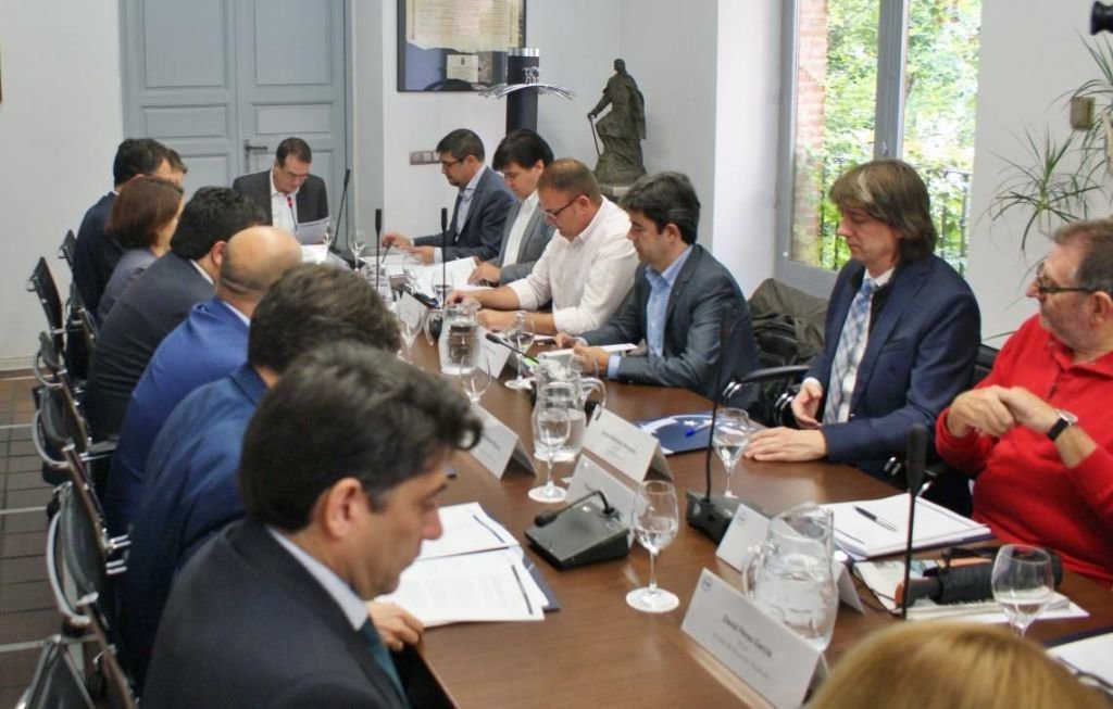 La junta de gobierno de la FEMP celebrada en Madrid y presidida por Caballero, ayer.