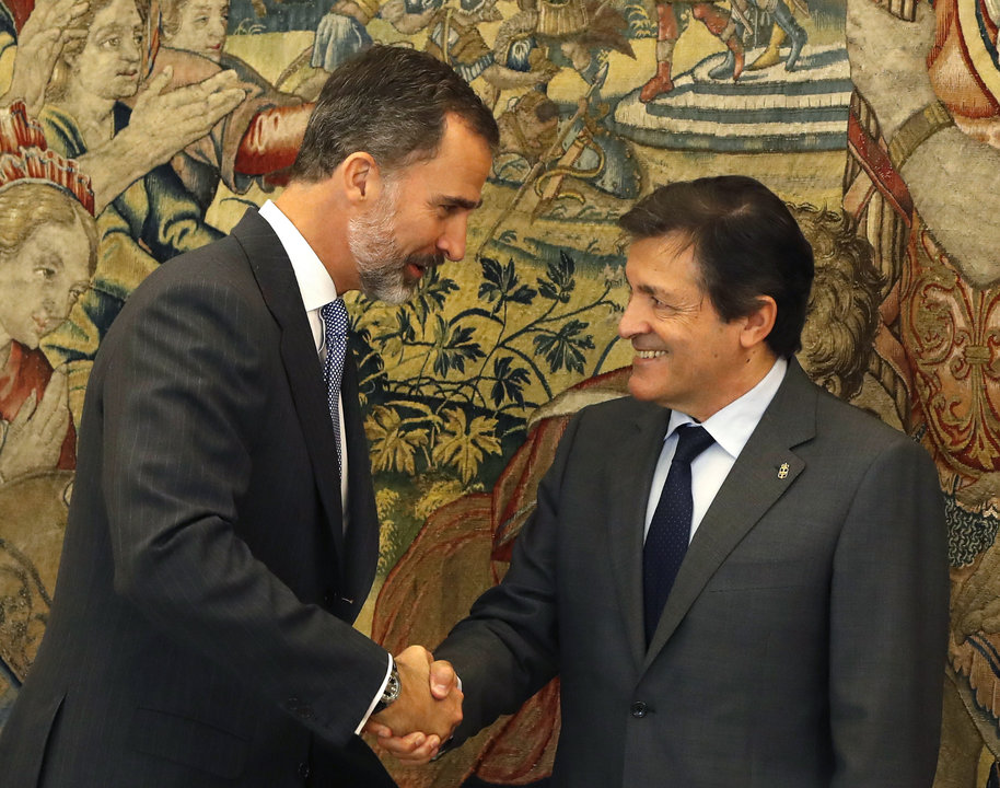 El rey y Javier Fernández se saludan al inicio de su encuentro en el Palacio de la Zarzuela.