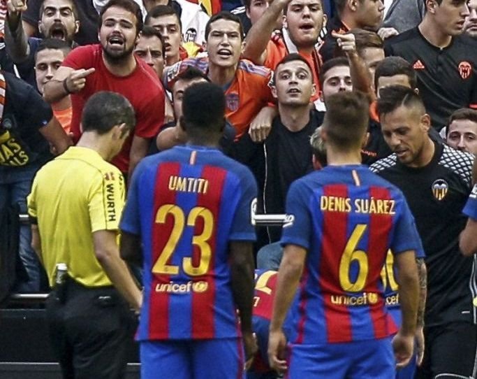 Neymar, en el suelo tras recibir el botellazo de un aficionado del Valencia.
