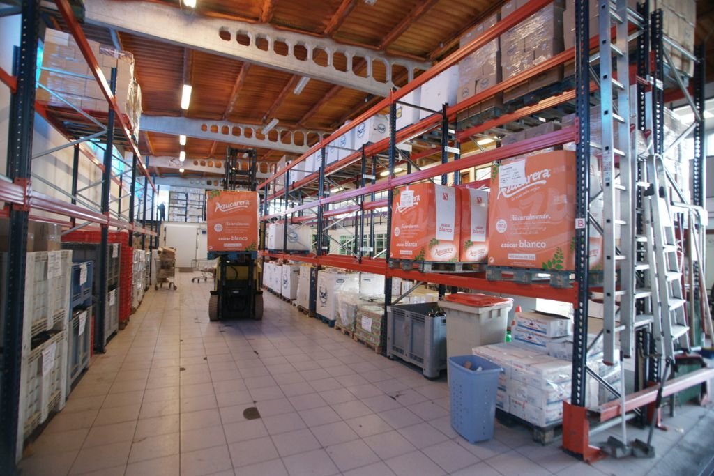 Las estanterías se están quedando vacías tras repartir 120 toneladas de comida este año.