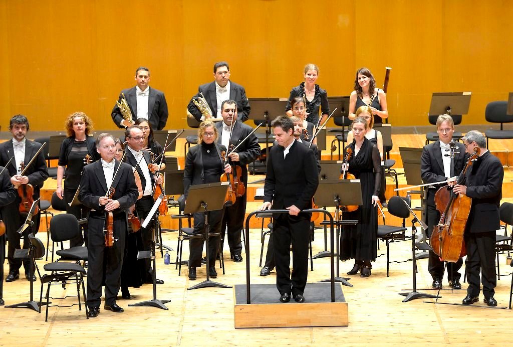 La orquesta comenzó su actividad en 1996 y tiene como principal director invitado a Christoph König