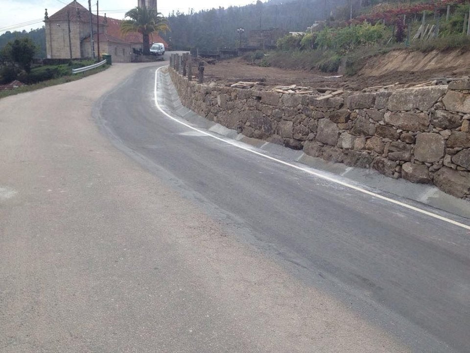 Obras para ensanchar a 2,50 metros, el camino de Apanceiras en la parroquia de Sela.