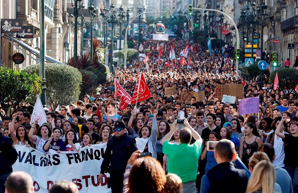 La concurrida manifestación, ayer, a su paso por la calle Urzáiz.