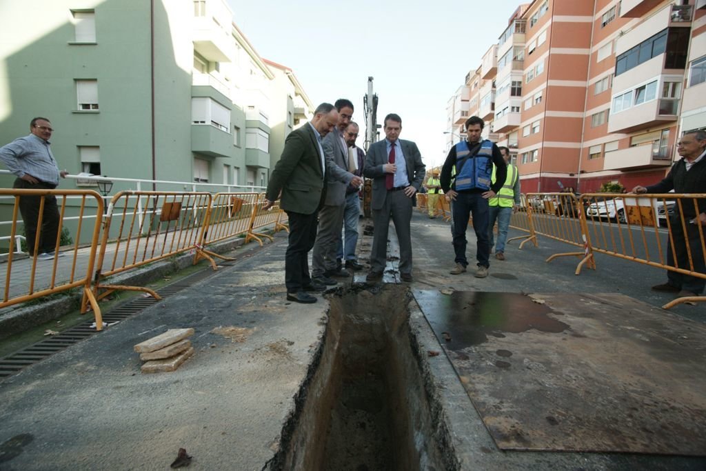El alcalde comprobó los inicios de las obras en la rúa Bueu con las que se renovarán las redes de saneamiento y abastecimiento.
