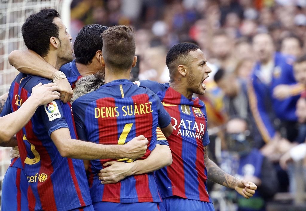 Jugadores del Barça se encaran con la grada tras el gol de Messi.