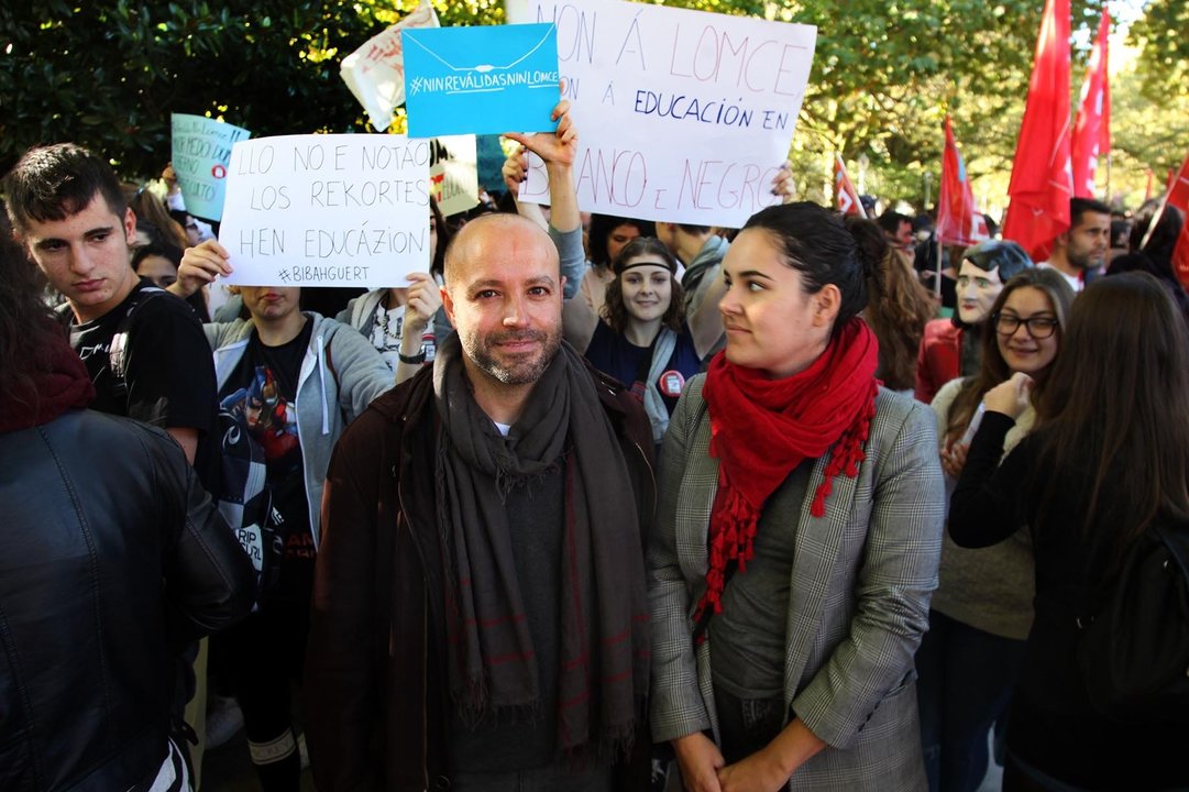 Villares, junto a escolares que se manifestan contra la Lomce en Santiago.