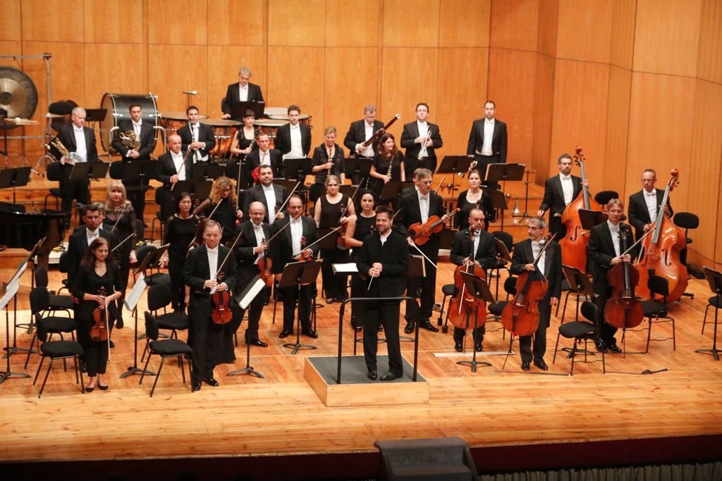 La Real Filharmonía de Galicia, dirigida por König, llenó ayer el teatro García Barbón.