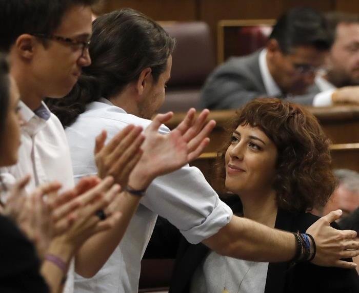 La portavoz de En Marea, Alexandra Fernández, es felicitada por el líder de Podemos, Pablo Iglesias (c)