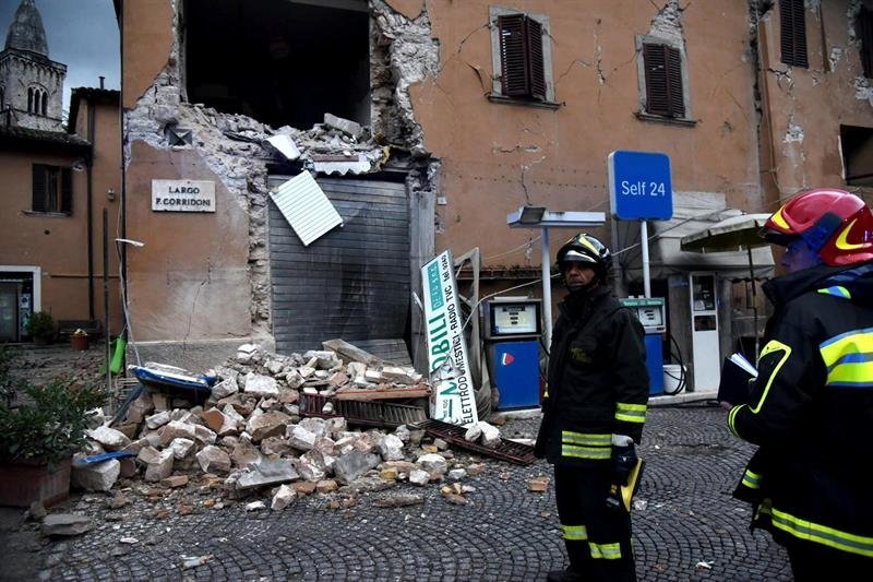Bomberos inspeccionan un edificio destruido en Visso, Italia
