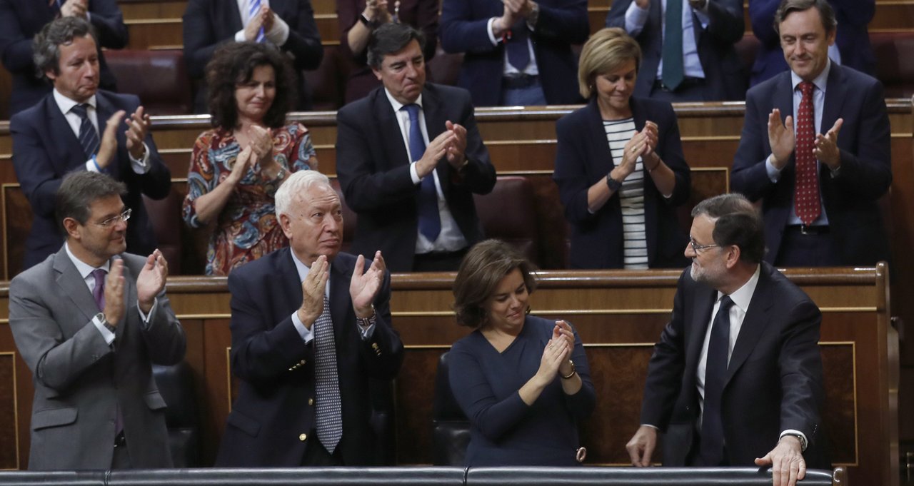 El presidente del Gobierno en funciones y candidato del PP, Mariano Rajoy, es aplaudido por los diputados del partido
