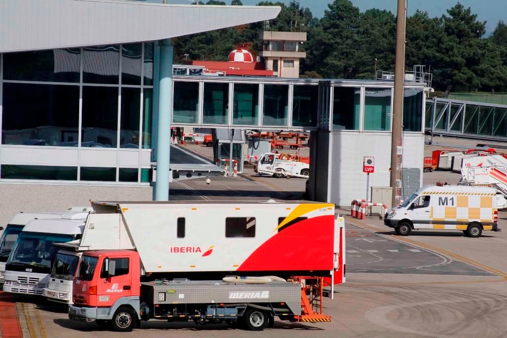 Vehículos de Iberia y otras aerolíneas estacionados ayer en la terminal de Peinador.