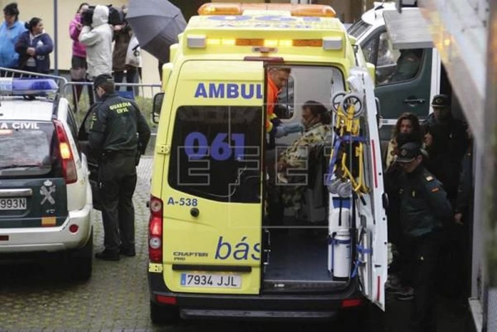 Olegario, en una ambulancia en Cangas.