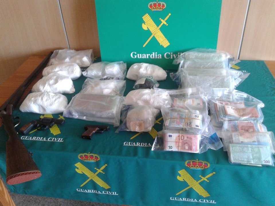 Los detenidos tenían 12 kilos de drogas, pero también armas y 100.000 euros en efectivo.