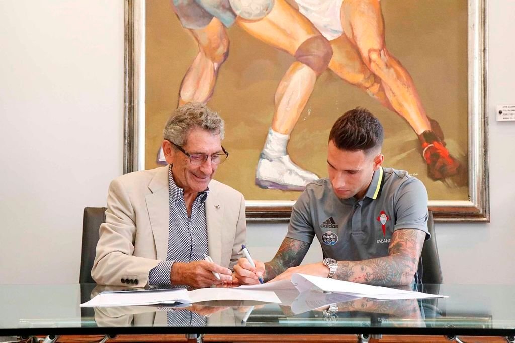 Carlos Mouriño y Hugo Mallo, ayer en la sede del Celta firmando el nuevo contrato del marinense.