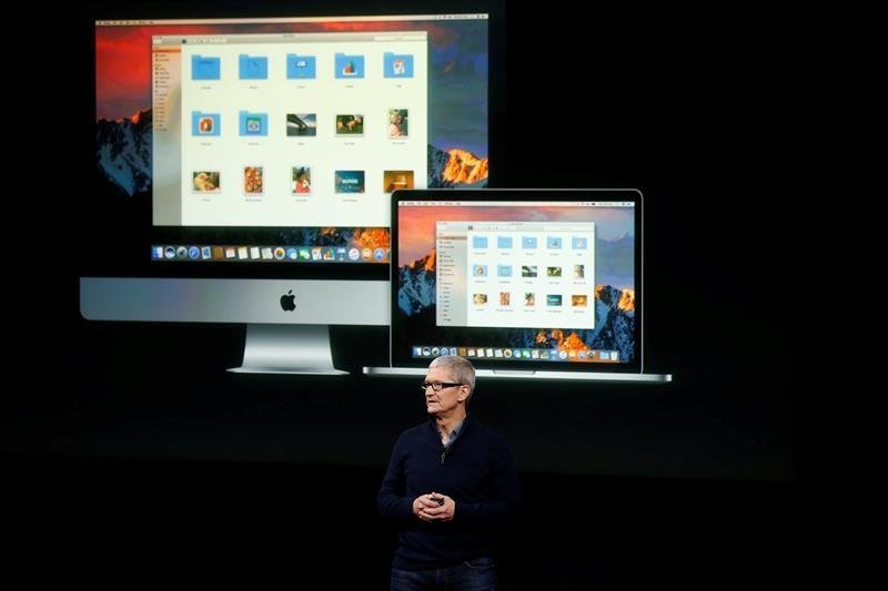 El presidente de Apple, Tim Cook presenta el Apple Macbook Pro.