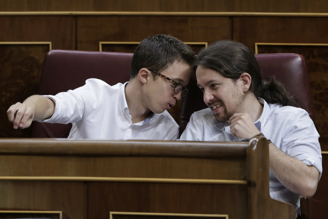 Errejón e Iglesias conversan durante la sesión plenaria del Congreso de los Diputados del jueves.