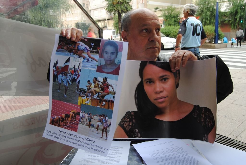 Antonio Regueiro muestra una foto de Yanires, que perteneció al equipo nacional de atletismo.
