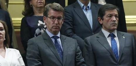 Alberto Núñez Feijóo, y Javier Fernández, junto a otros invitados en la tribuna del Congreso