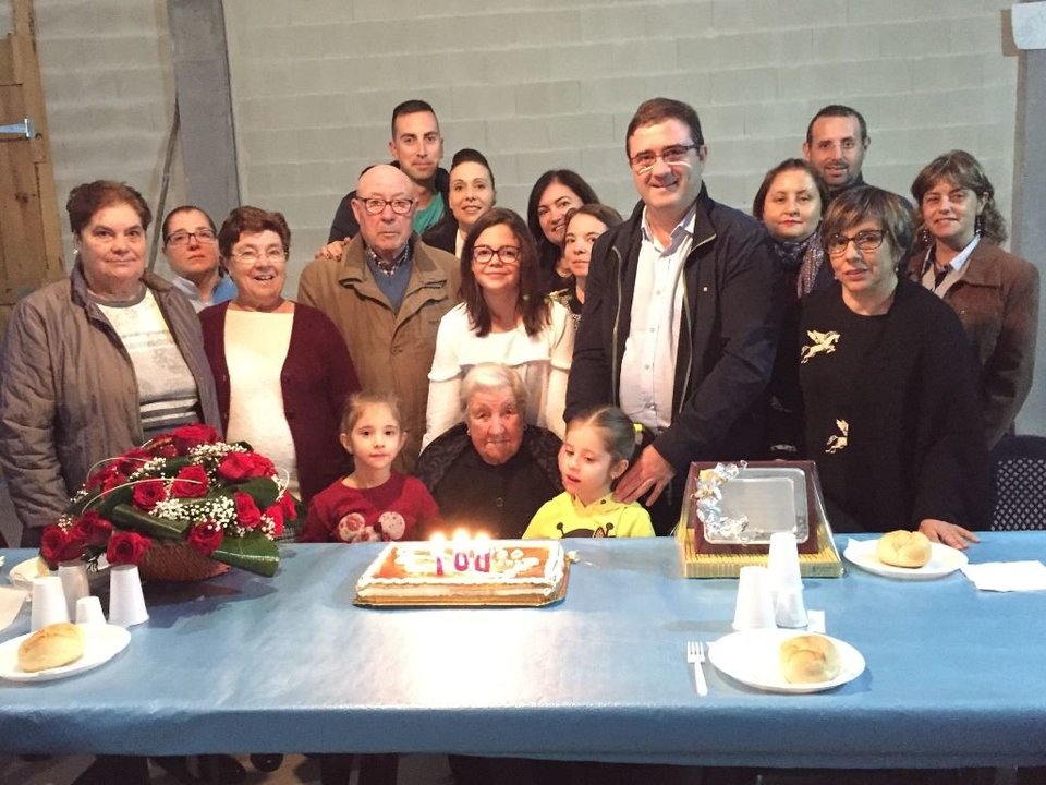 Hortensia, ante su tarta de cumpleaños junto a sus familiares, vecinos, y alcalde cañicense.