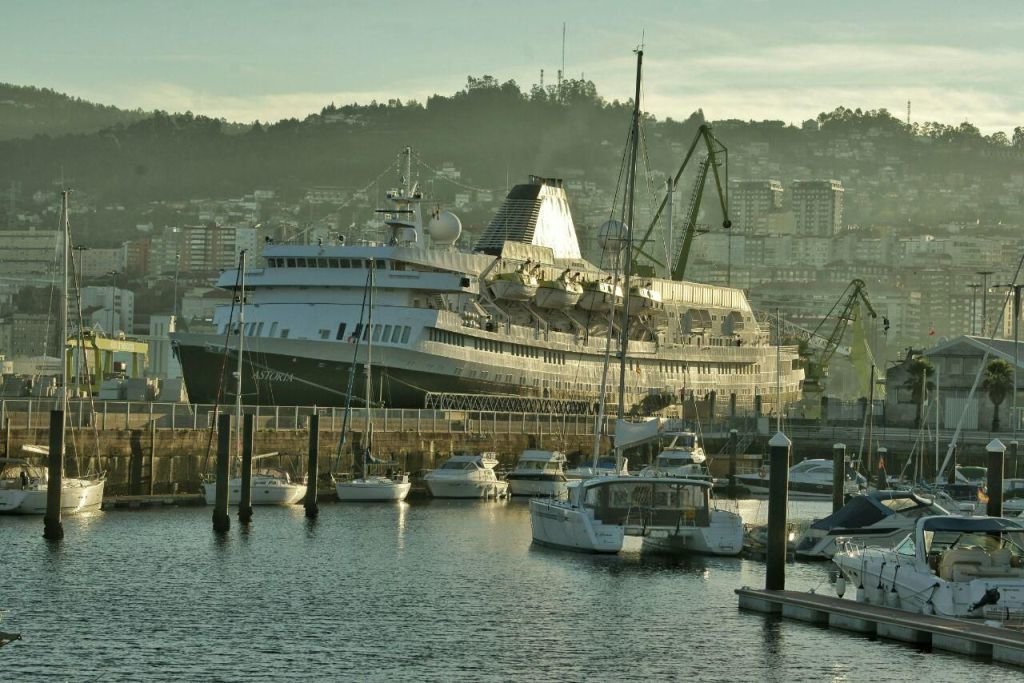 El &#34;Astoria&#34;, el crucero más veterano del mundo, estará tres meses en reparaciones en Vigo. // Vicente