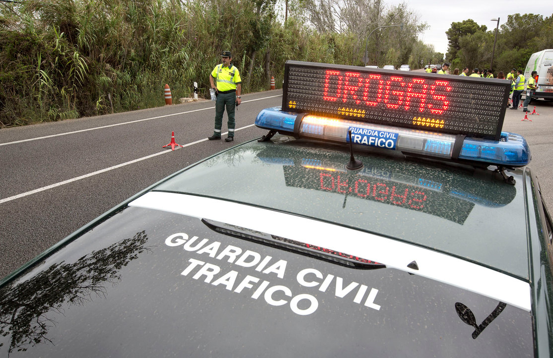 Control de drogas y alcohol a cargo de la Guardia Civil de Tráfico.