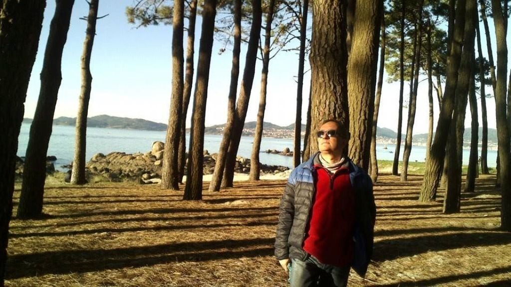 Juan Seoane, paseando entre los pinos de Samil.