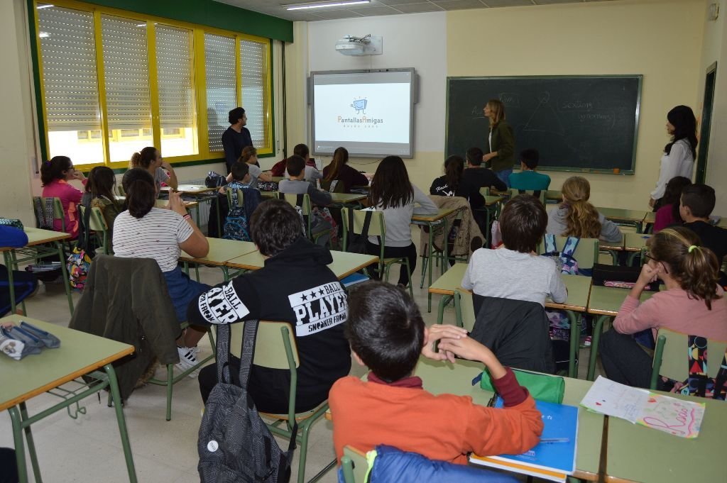 Escolares del IES muy atentos a las explicaciones de Alba Alonso, en el taller sobre ciberbulyng.