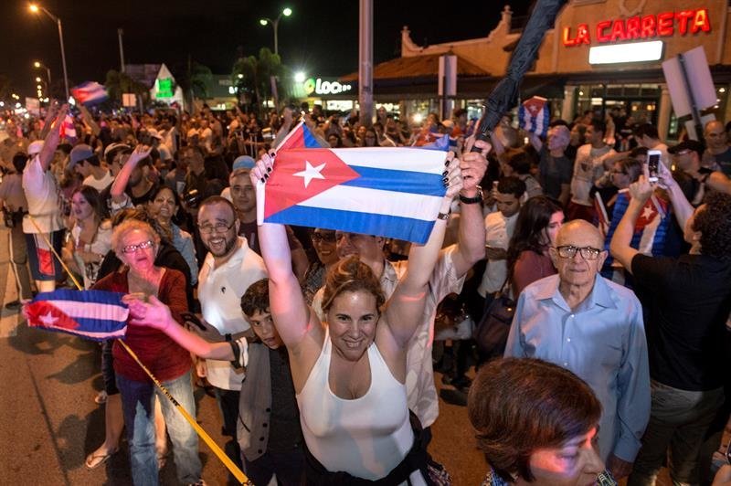 Un grupo de cubanos celebra en las calles de Miami, el fallecimiento de Fidel Castro