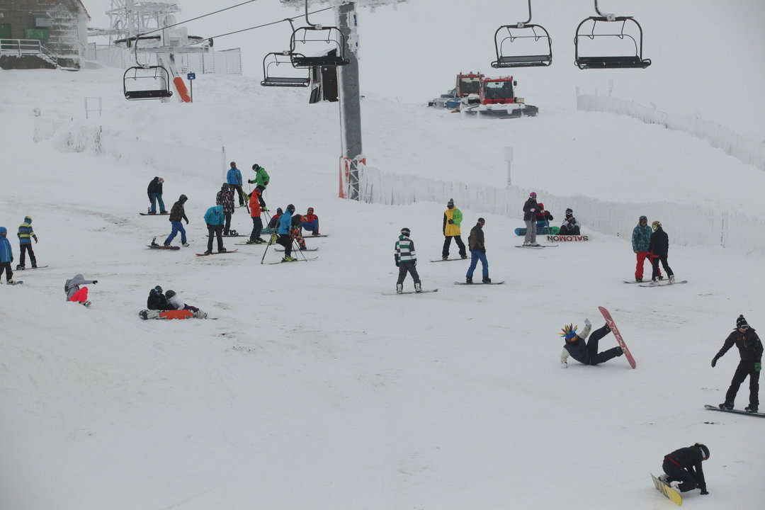 Los esquiadores, descendiendo por una de las pistas.