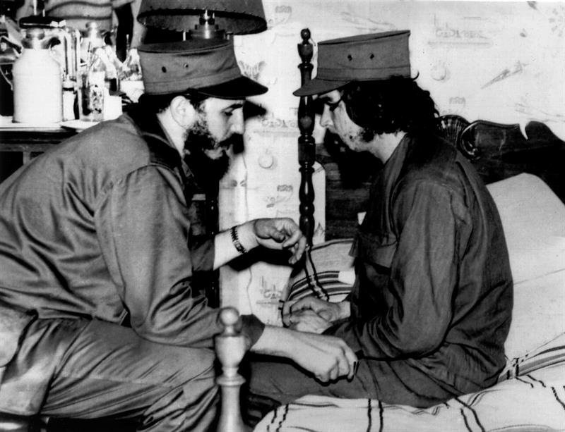 el líder cubano Fidel Castro (i), que conversa con Ernesto &#34;Che&#34; Guevara