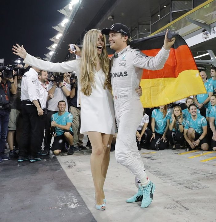 Nico Rosberg celebra el título mundial con su esposa, Vivian Sibold, y el equipo de Mercedes.