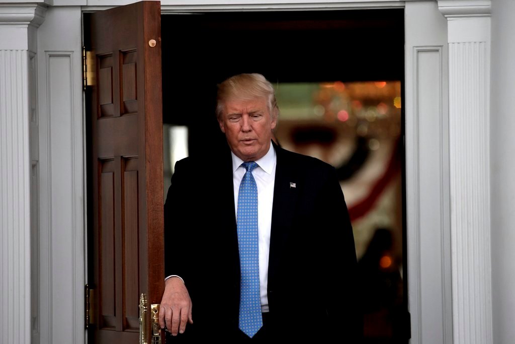 Donald Trump, en la puerta de su residencia en Bedminster Township.