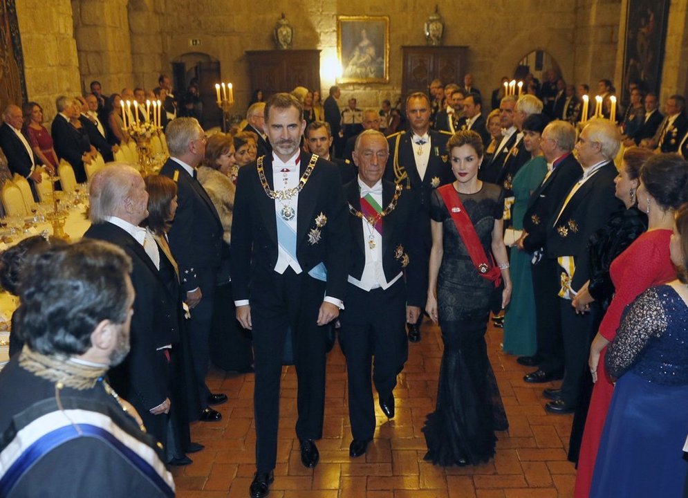 Felipe VI, Rebelo de Sousa y la reina Letizia, al inicio de la cena de gala en Guimaraes.