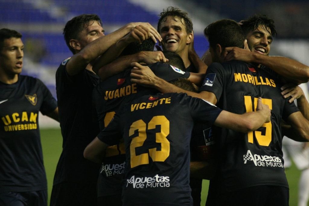 Hugo Álvarez (en el centro de la imagen) celebra un gol con sus compañeros en el UCAM Murcia.