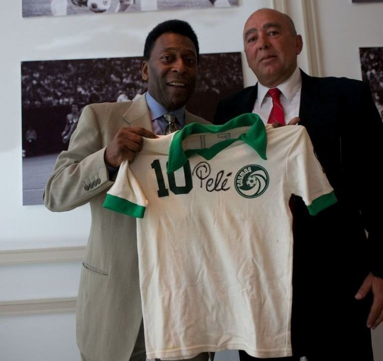 Santiago Formoso (d), con Pelé, uno de sus compañeros en el mítico Cosmos de la década de 1970.