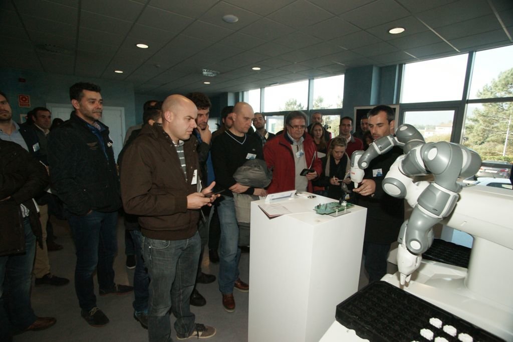 Empleados del sector de la automoción ante un &#34;cobot&#34; de la marca ABB, explicado por el experto en robótica de la empresa, Jordi Rivatallada.