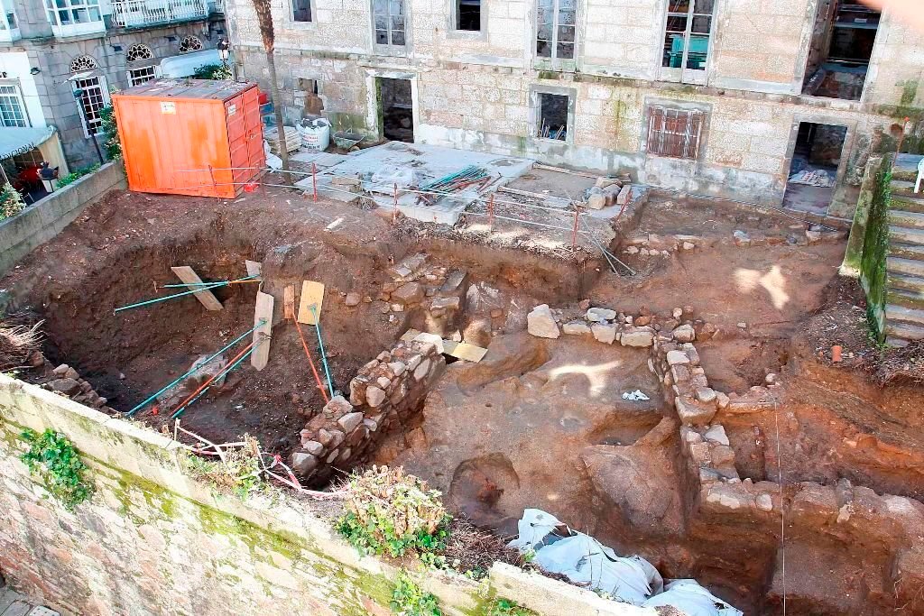 Los restos de la necrópolis romana y las cimentaciones halladas en el solar de la rúa Oliva 2-4-