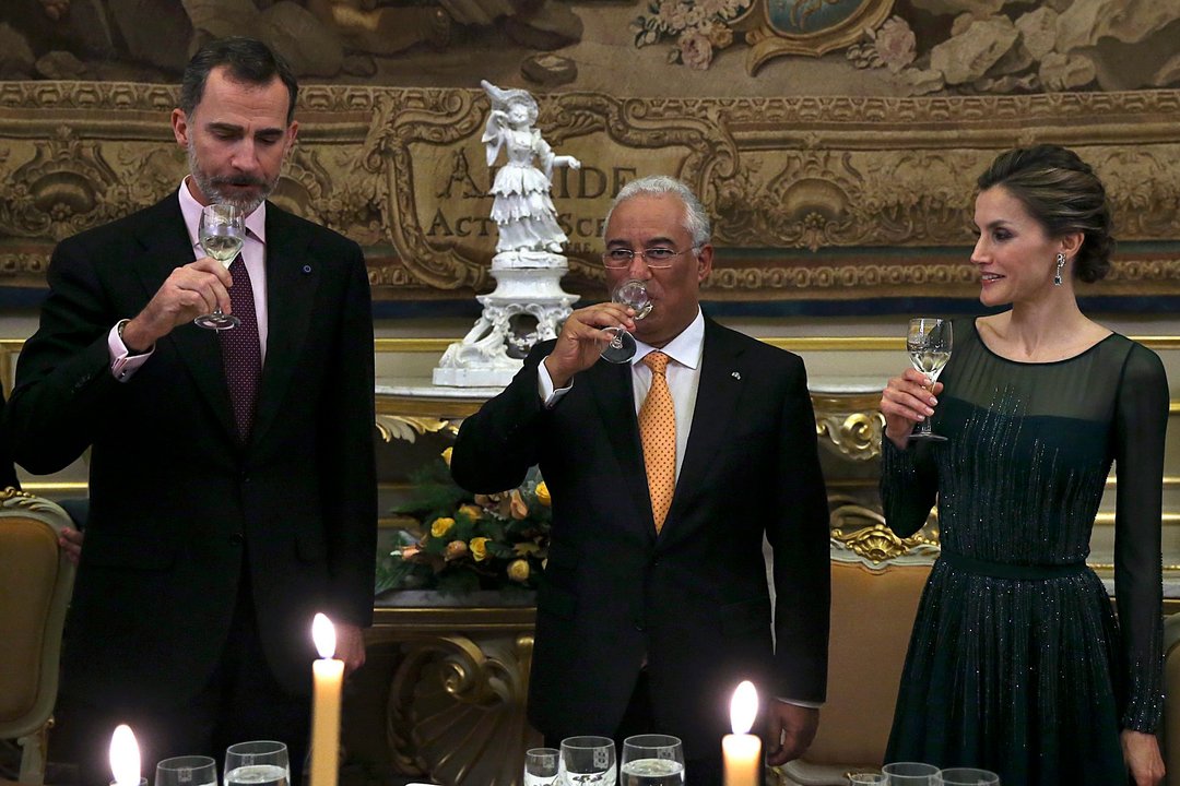 Los reyes, durante el brindis de la cena de gala que les ofreció el primer ministro Antonio Costa.