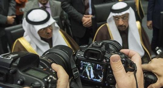 El ministro de Petróleo de Arabia Saudí, Jalid Al-Falih (c), asiste a la reunión de la OPEP