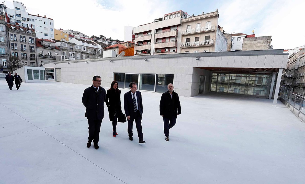El alcalde, con Rivas, Caride y Regades, visitó la terraza de O Progreso.