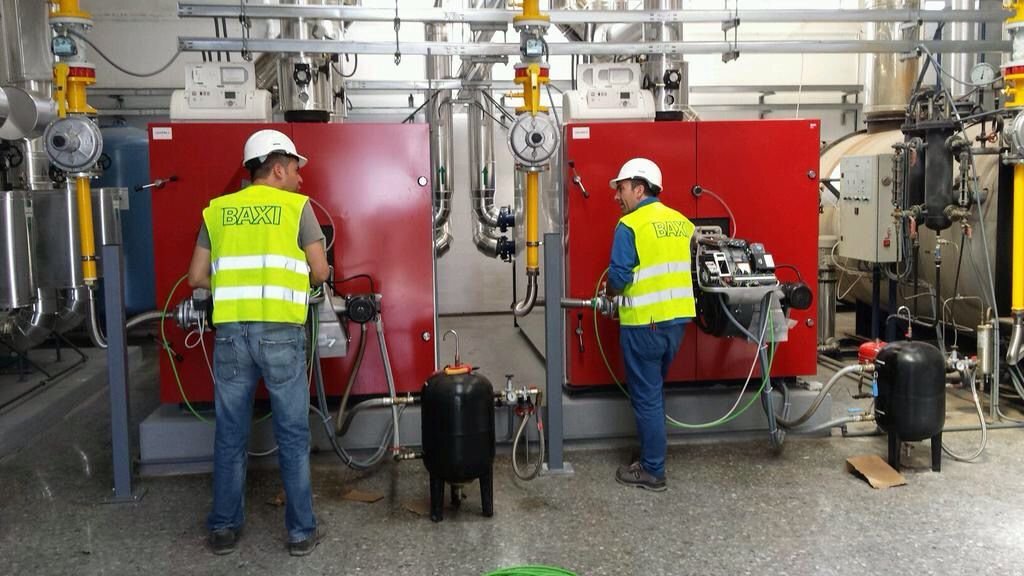 Técnicos de Servitega revisan la instalación de una sala de calderas.