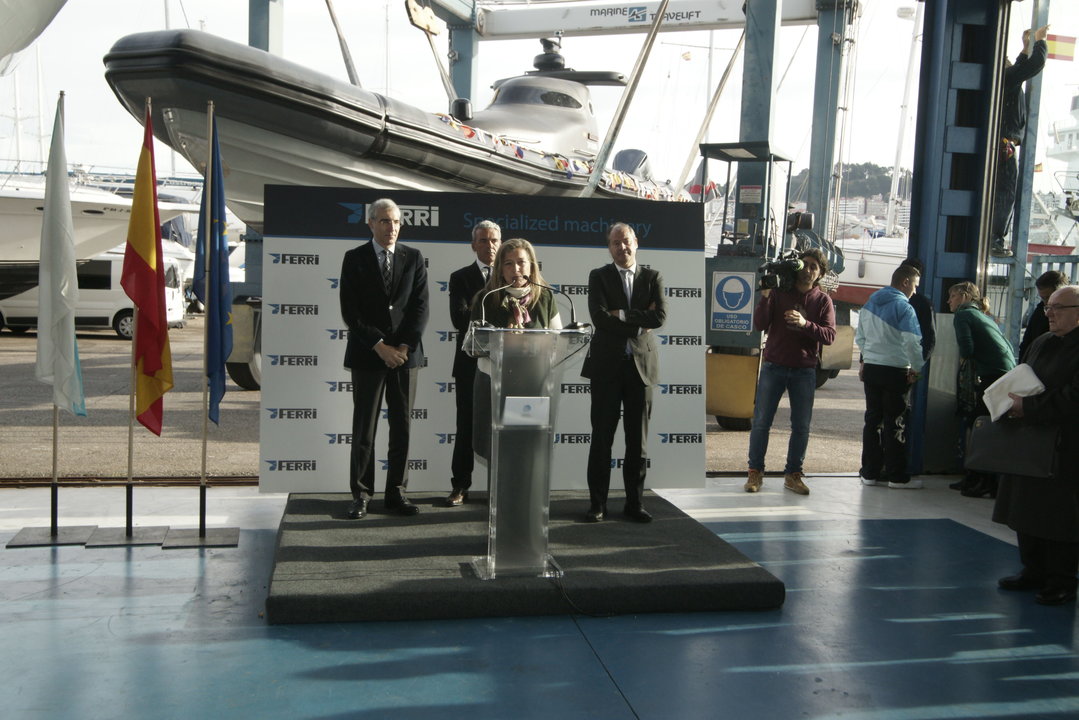 Francisco Conde, Patricio Sánchez, Teresa Pedrosa y Salustiano Mato delante del dron marino de Industrias Ferri.